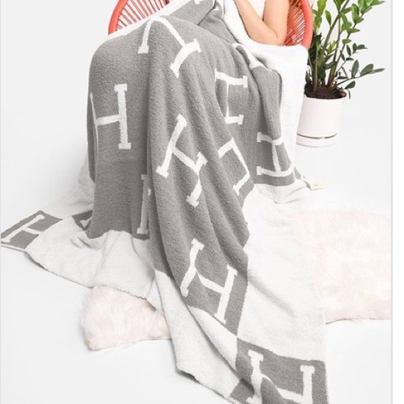 New letter H throw blanket - Picture 5 of 9